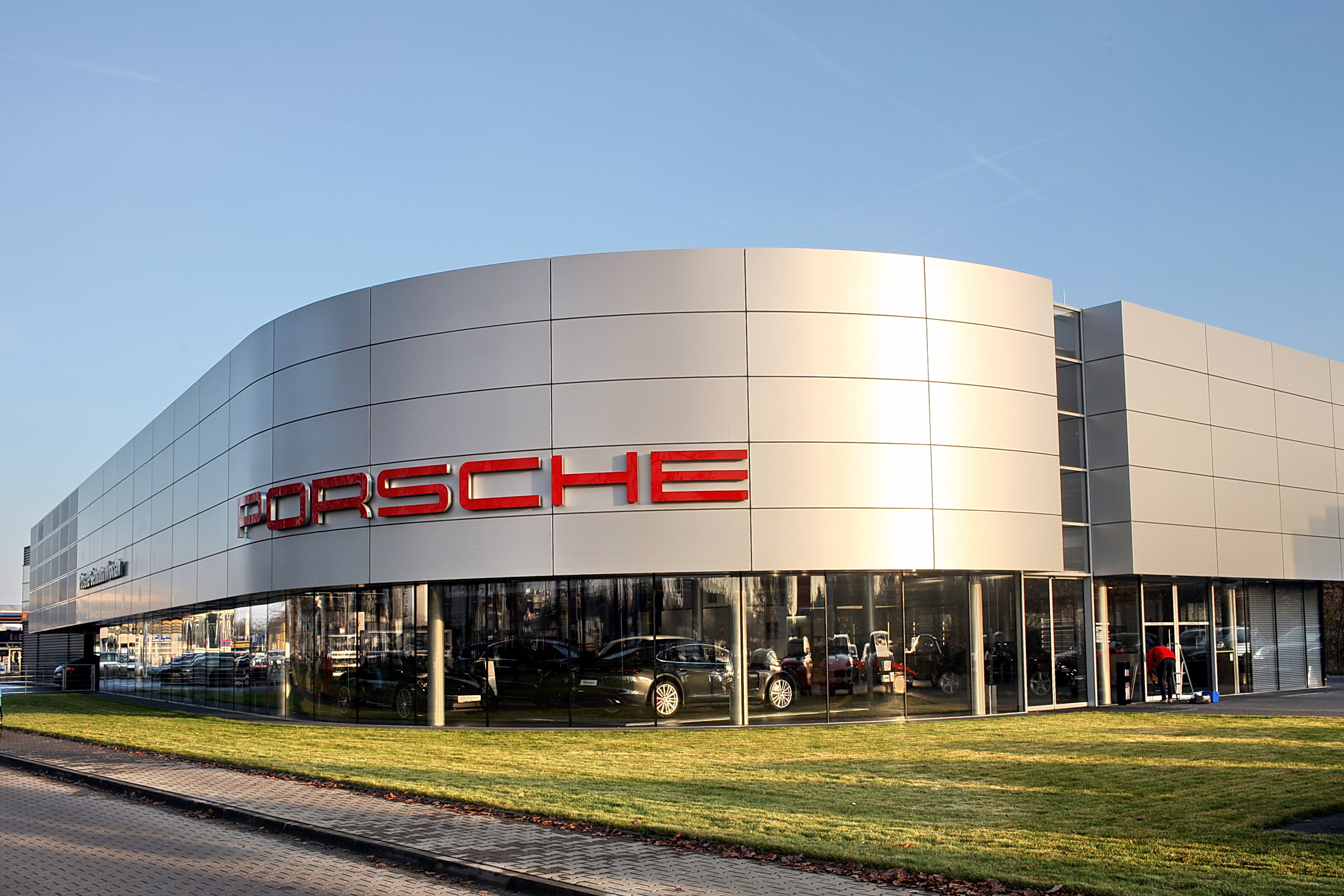 Salon samochodowy Porsche Centrum Wrocław Górażdże